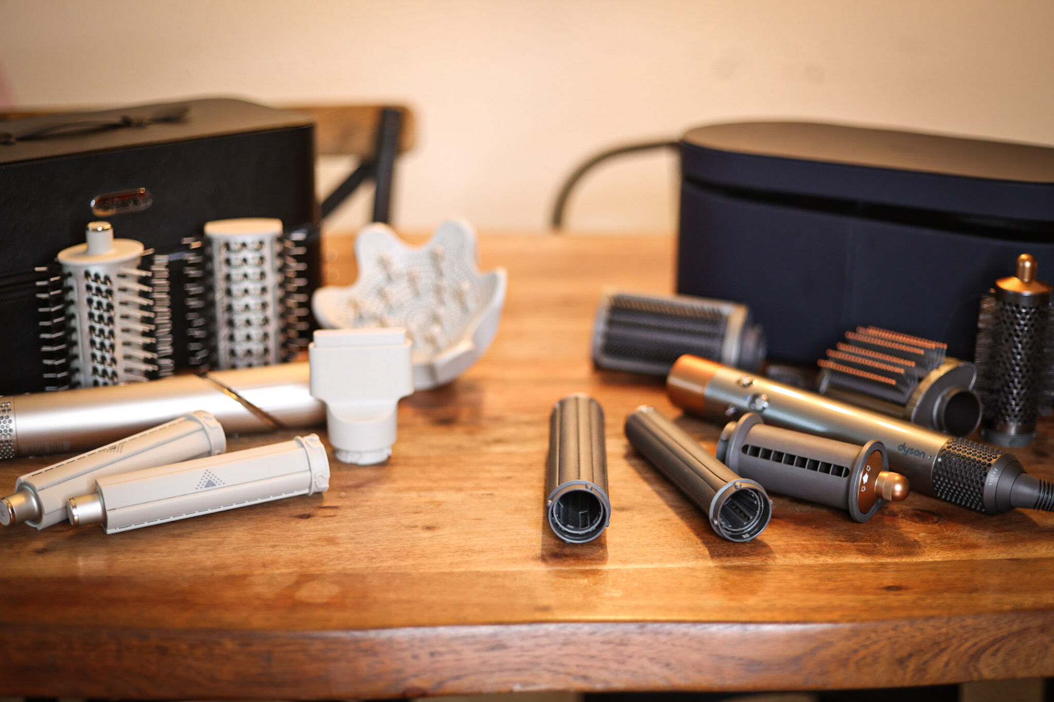 Вы можете увидеть Dyson Airwrap и Shark FlexStyle.